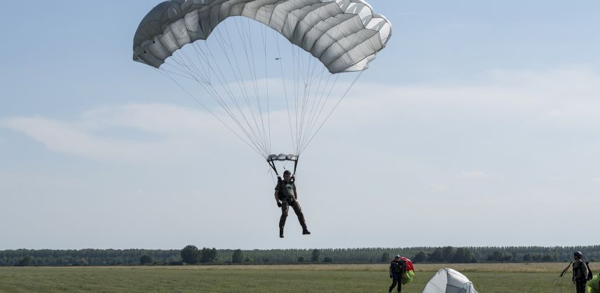 Szolnoki katonai- és sportejtőernyőzés
